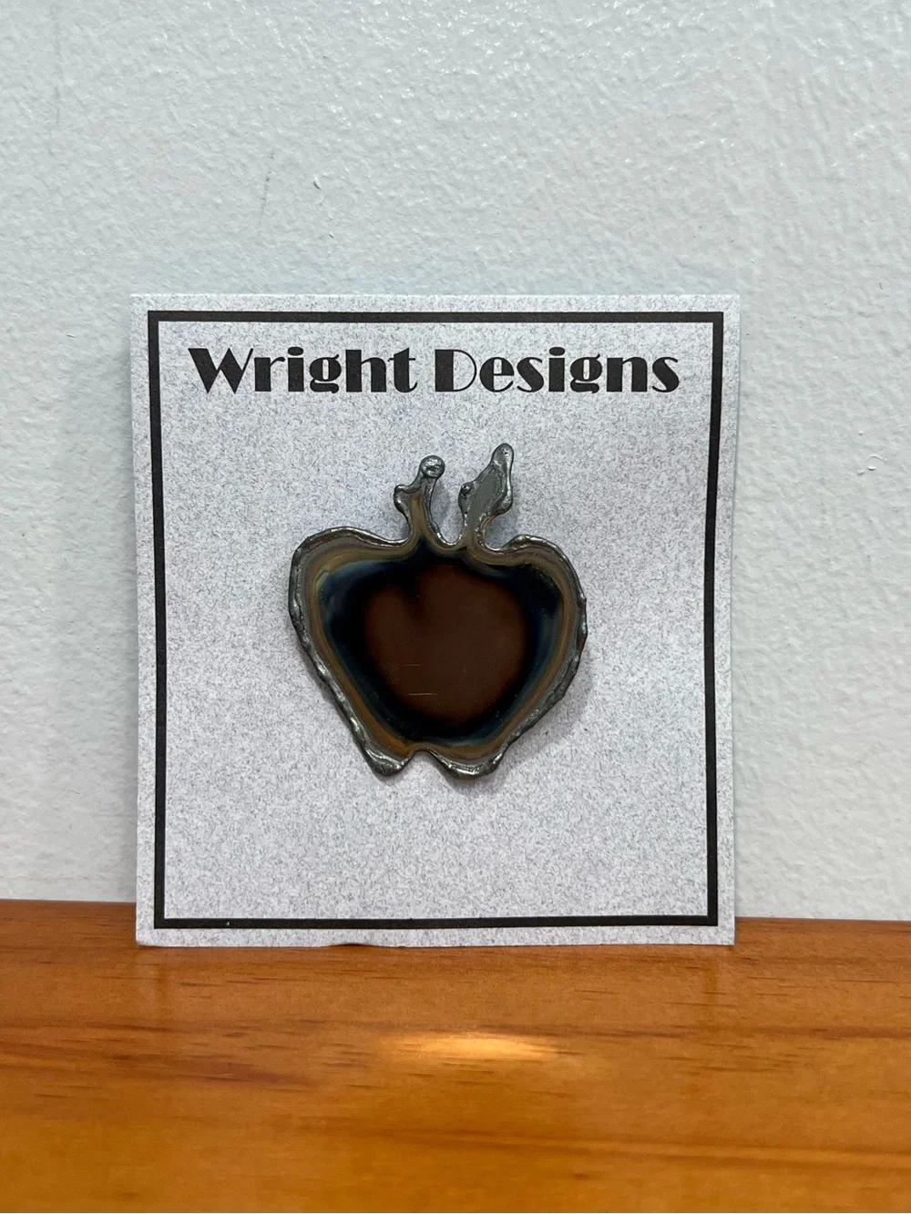 WRIGHT DESIGNS Metal Apple Brooch Pin NEW On Card 2 Scratches See Photo 7